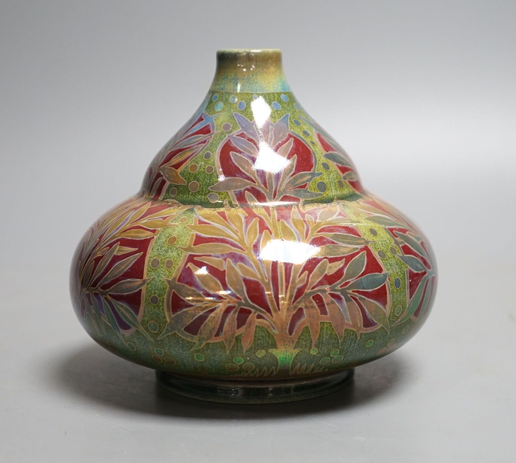 A Pilkingon's Royal Lancastrian lustre vase 11cm